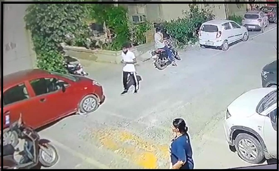 A Deliveryman in Delhi Is Attacked with A Knife