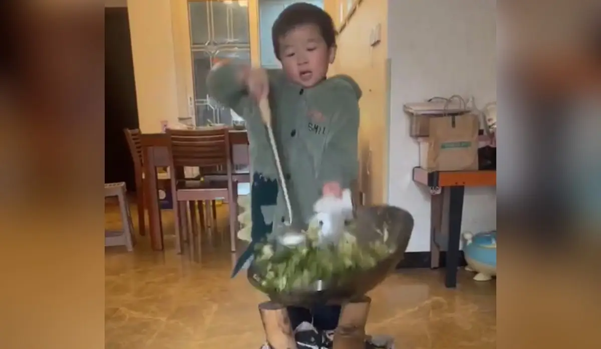 The Cooking Skills of a Chinese Toddler Will Surprise You