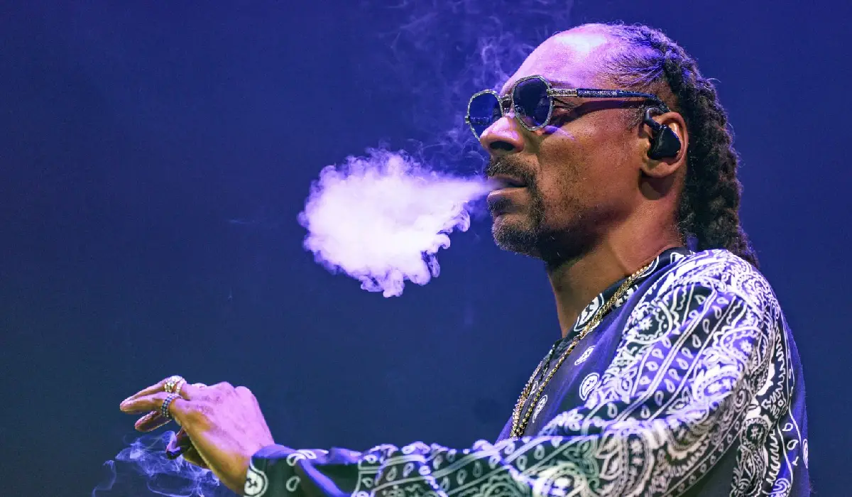 Snoop Dogg: स्नूप डॉग ने इतने सालों बाद छोड़ा धूम्रपान, इंटरनेट पर मची हलचल, लोगों ने लिखे हैरान कर देने वाले Comments