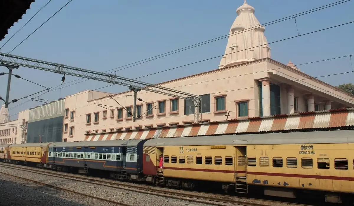 Ram Mandir Railway Station : ​​ट्रेन और हवाई जहाज़ से कैसे पहुँचें रामलला की नगरी? जानें ट्रेनों और फ्लाइट के बारे में सब कुछ!